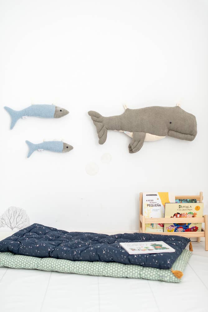 Set aus grauem Beluga und zwei Fischen