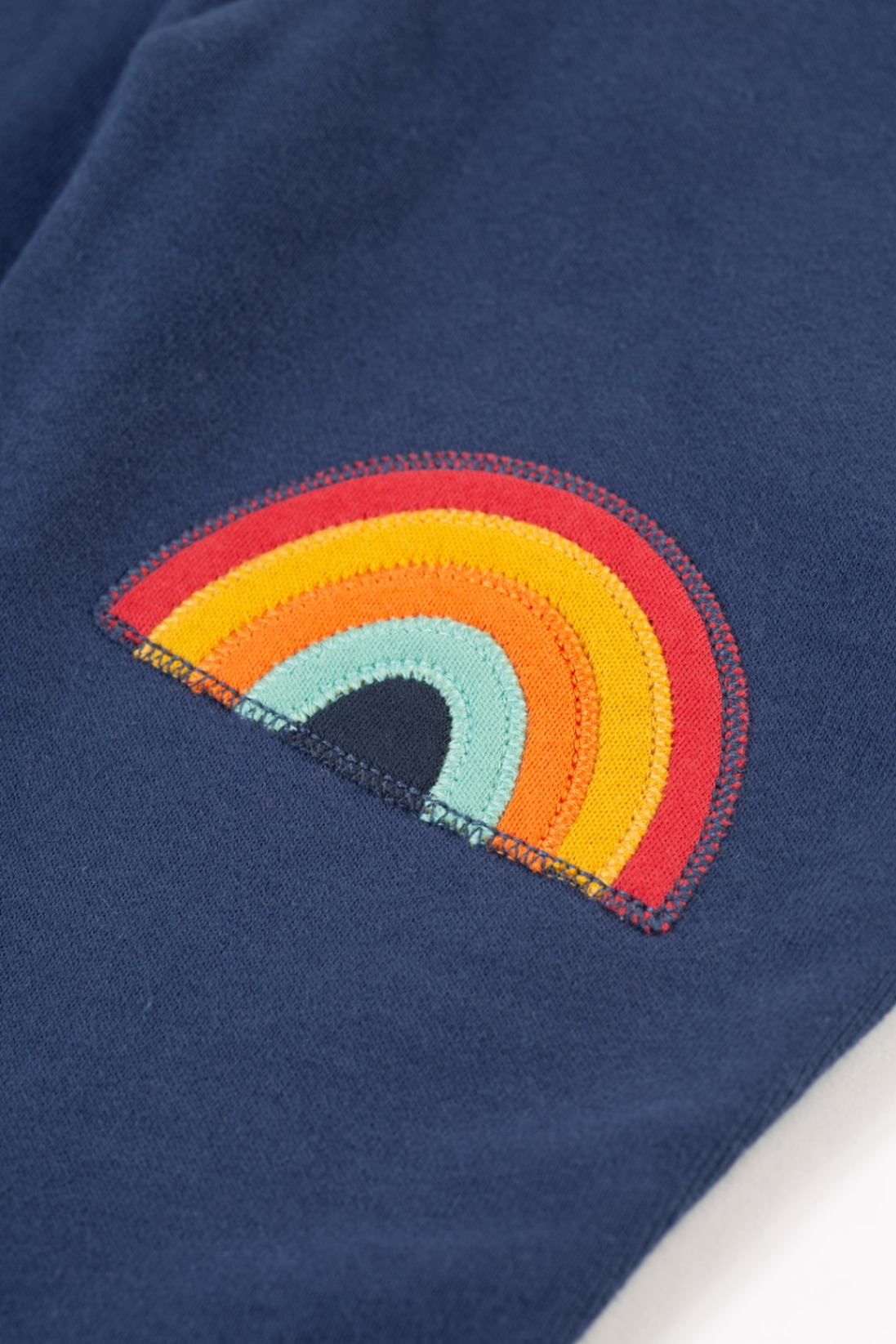 Rae Outfit mit Regenbogen von Frugi