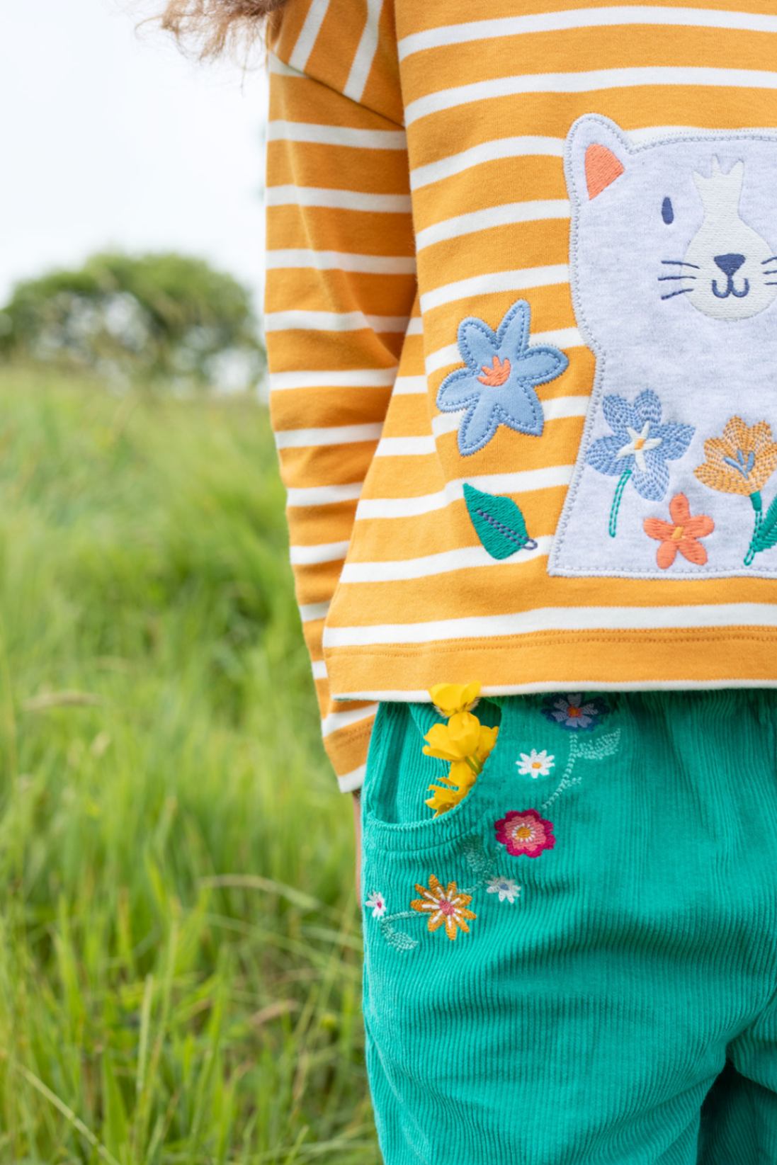 Tori Top mit Katzen-Applikation von Frugi