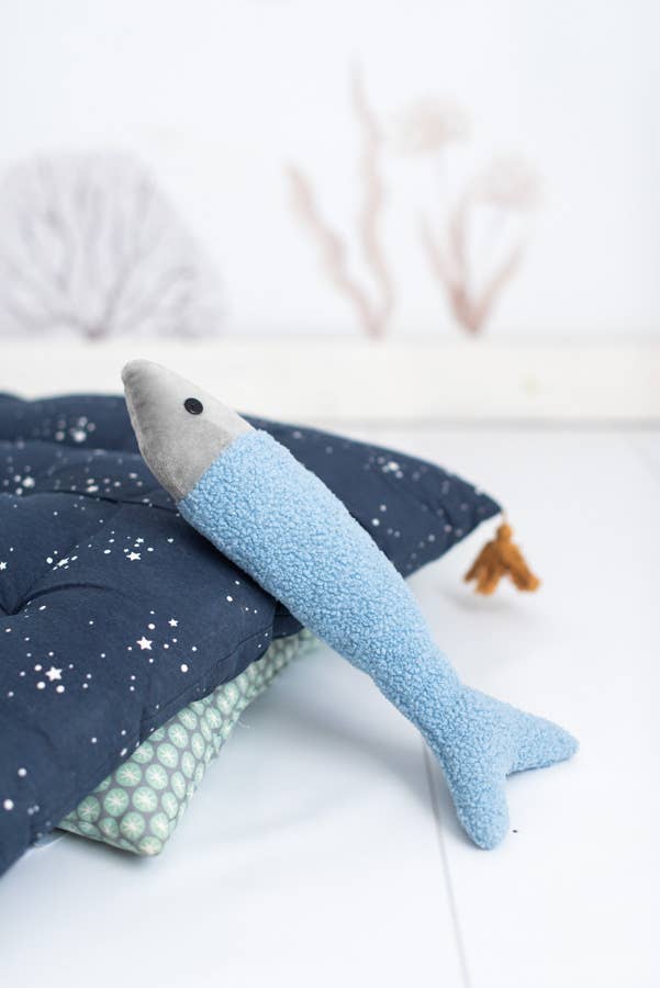 Set aus grauem Beluga und zwei Fischen